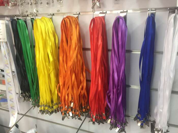 שרוך ממותג לתג עובד