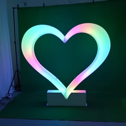 עמדת צילום בצורת לב מוארת בתאורת לד