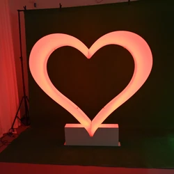 עמדת צילום בצורת לב מוארת בתאורת לד