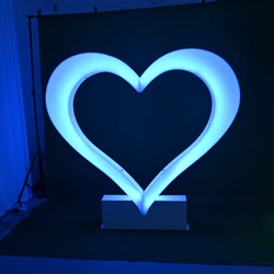 עמדת צילום בצורת לב מוארת בתאורת לד