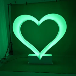 עמדת צילום בצורת לב מוארת בתאורת לד