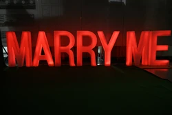 MARRY ME אותיות לד מוארות התינשאי לי להצעת נישואין