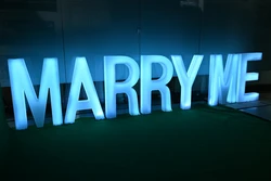 MARRY ME אותיות לד מוארות התינשאי לי להצעת נישואין