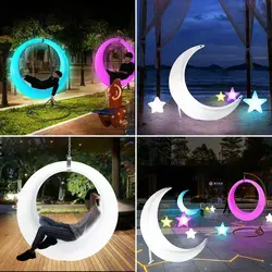 נדנדה בצורת ירח מוארת בתאורת לד