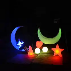 נדנדה בצורת ירח מוארת בתאורת לד