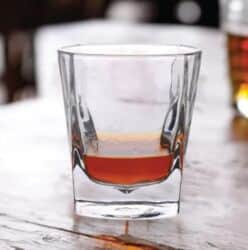 ג’יימס כוס וויסקי