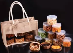 תיק יוטה עם חלון ופירות יבשים